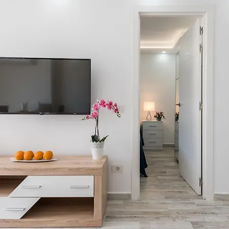 Super With Complex Pool Apartment